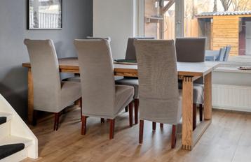 6 gebruikte eetkamerstoelen met grijze hoezen