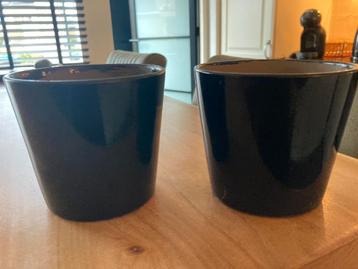 Gratis 2 zwarte bloempotjes 12x11 (Øxh).
