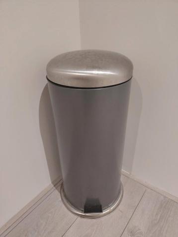 Grijze prullenbak met pedaal en metalen deksel