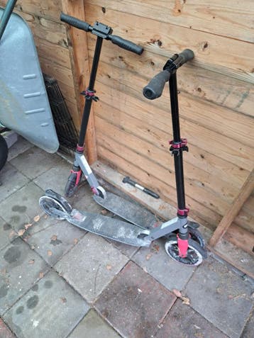 Twee steps, grijs met roze accenten