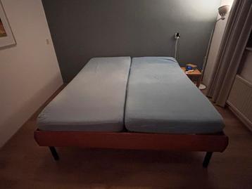 Comfortabel Tweepersoonsbed met latten- en spiraalboden