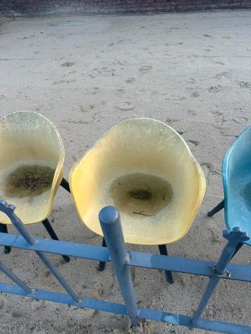 Eettafelstoelen voor buiten. 4 x groen 4x geel.