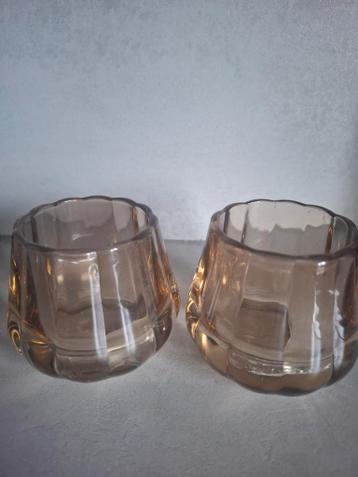 Twee bruin, goudkleurige glazen waxinelichthouders