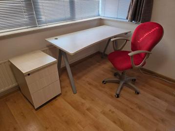 Bureau met ladeblok en bureaustoel - gratis