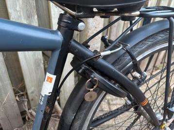 Zwart grijze jongensfiets