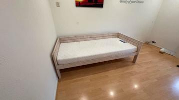 Eenpersoonsbed met lattenbodem en matras