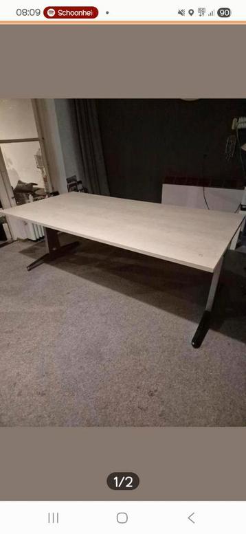 Stevige bureautafel, in hoogte verstelbaar