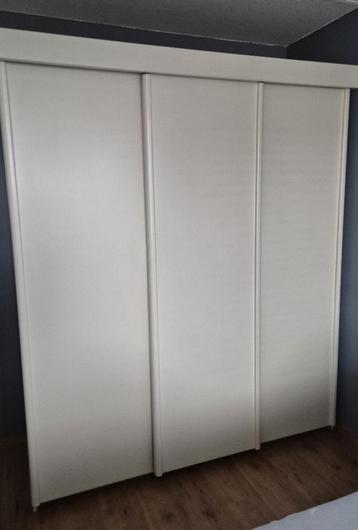 Degelijke kledingkast Linnenkast Schuifdeurkast 3-deurs wit