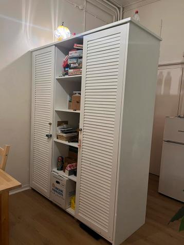 Gratis kast met louvre deuren