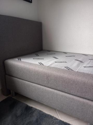 Comfortabel eenpersoons boxspringbed - Zo goed als nieuw