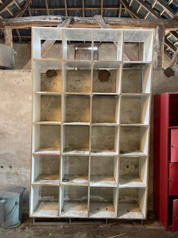 Grote vakkenkast met 25 vakken