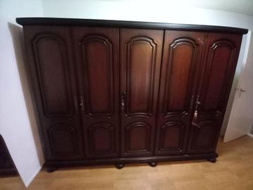 Ruime 4-deurs kledingkast met hang- en leggedeelte