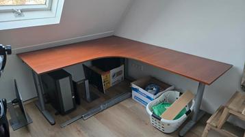 Groot hoekbureau, in hoogte verstelbaar