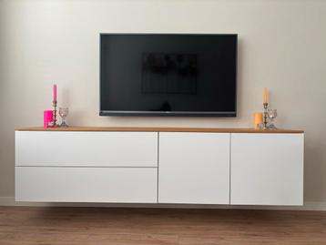 Stijlvol zwevend tv-meubel wit met houten blad