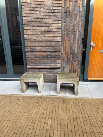 Set van 2 robuuste betonnen krukjes voor buiten