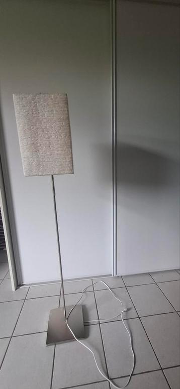 Gratis staande ikea lamp metalen frame met papieren kap.