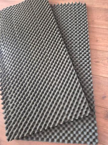 Geluidsfoam platen 50x100 cm, circa 34 stuks