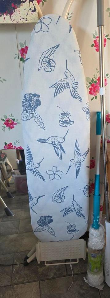 Strijkplank met vrolijk kolibrie design