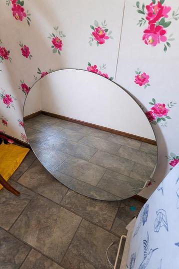 Spiegel 75cm kan opgehangen worden aan haak of schroef