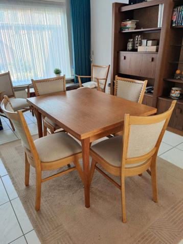 Eethoek met uitschuifbare tafel en 4 stoelen