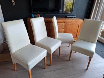 Vier crèmekleurige stoelen
