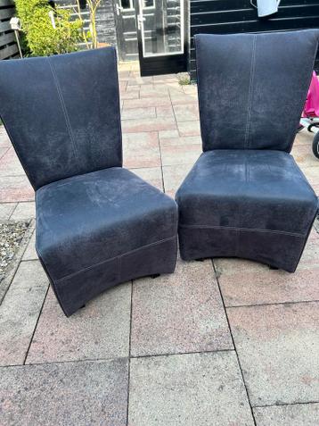 Gratis Vier donkere eetkamerstoelen