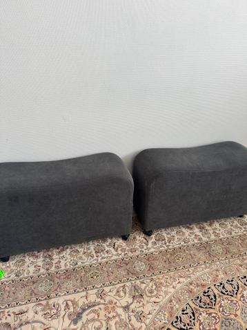2  Donkergrijze voetenbankjes