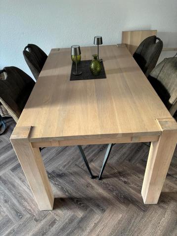 Eikenhouten eettafel met verlengstuk