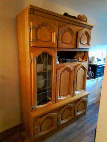 Gratis: Ruime eiken buffetkast met veel opbergruimte