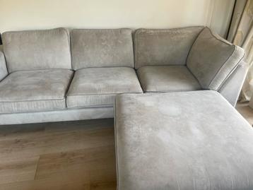 Grijze/beige hoekbank met verstelbaar voetenstuk