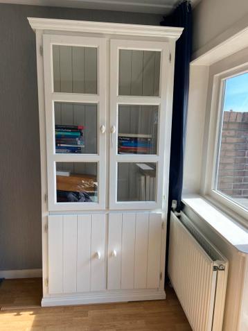 Gereserveerd: vitrinekast met glazen deurtjes en planken
