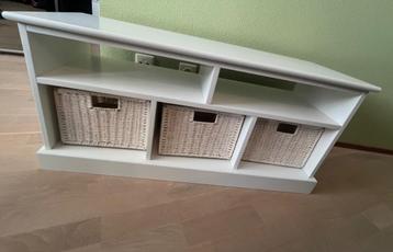 Houten kastje met rieten manden