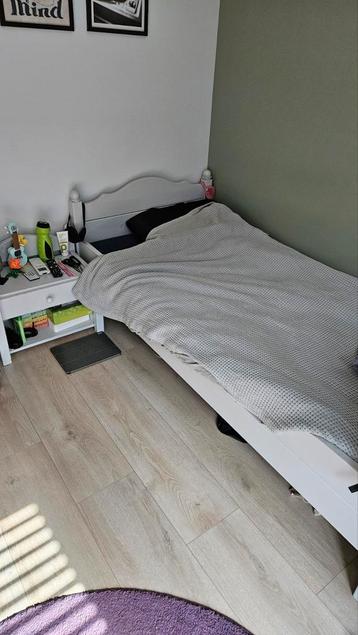 Eenpersoons bed met nachtkastje GRATIS