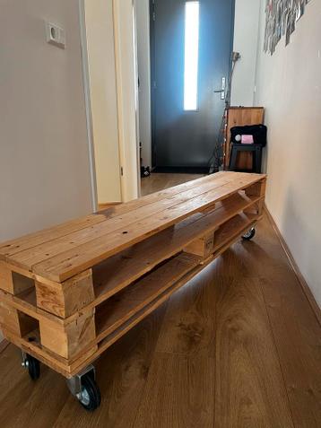 Houten tv-meubel op wielen - 150x40x28 cm