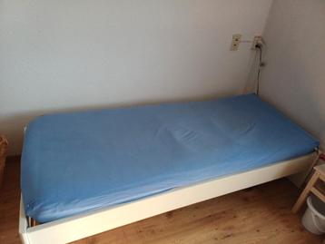 (2 x) eenpersoonsbed 80x200 met verstelbare lattenbodem