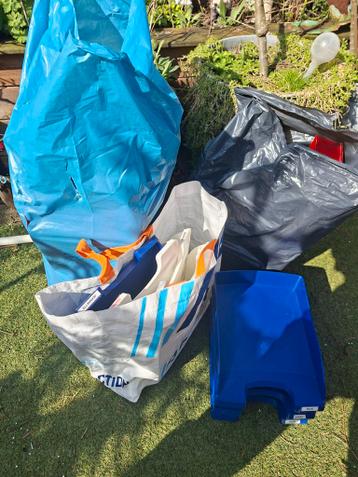 Hoop kunstof op erg bakken voor papieren op te bergen gratis