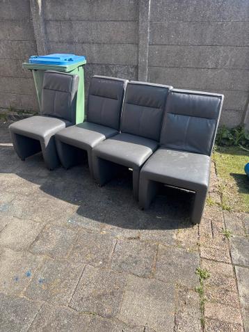 Stoelen op wieltjes met schade