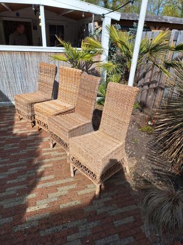 4 rotan stoelen, waarvan 2 van Riviera Maison