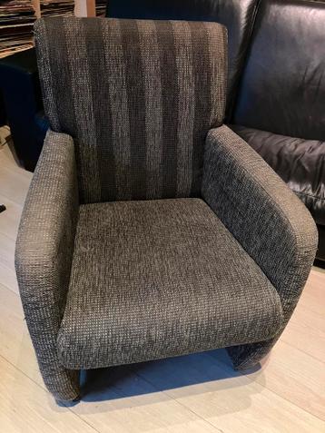 Gratis Huisraad: 6 stoelen, dressoir , bank, tv.