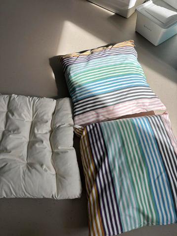 Vier kussens IKEA, twee gestreept en twee effen