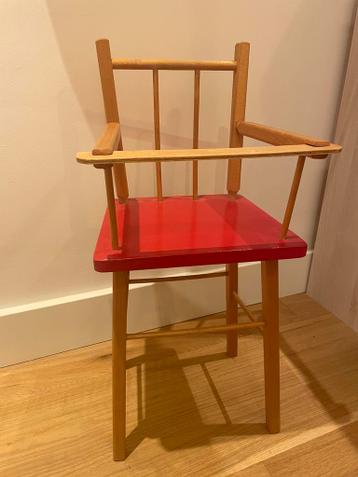 Houten poppenstoel met rode zitting