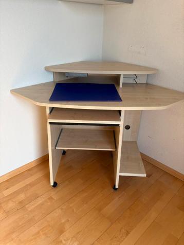 Bureau voor in de hoek op wieltjes, voor pc.