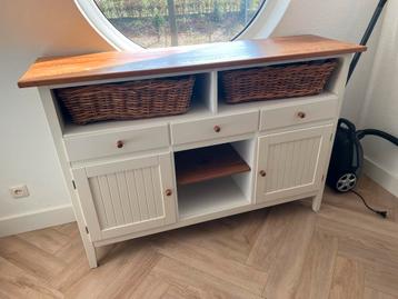 Kast met houten blad en rieten manden