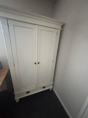 Witte houten kast met planken