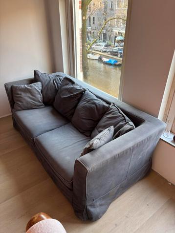 Donkerblauwe bank met kussens