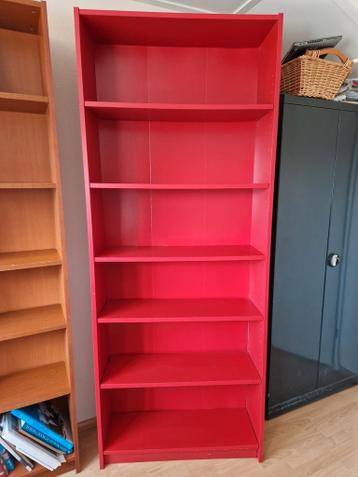 Rode boekenkast gratis afhalen