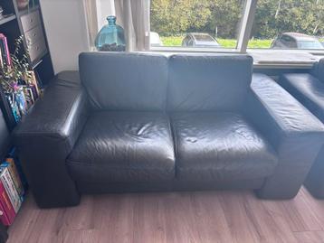Twee zwarte leren banken (twee- en driezits)