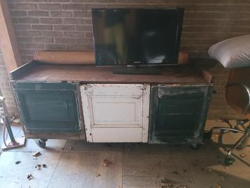 Zelfgemaakte kast op zwenkwielen