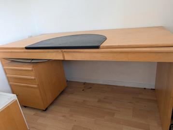!!!GRATIS STUDEER TAFEL met kast moet met spoed weg!!!