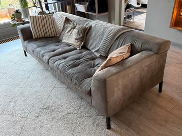 Warmgrijze vierzits- en tweezitsbank merk VT Wonen